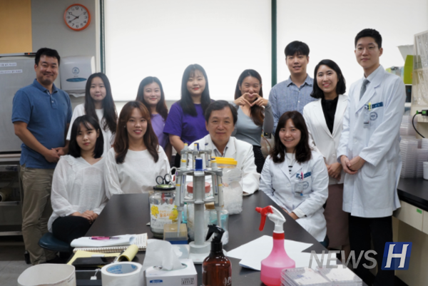 ▲김 교수(아래 왼쪽에서 세 번째)와 그의 동료 연구진들. 이들은 한국의 강직척추염 연구 발전을 위해 노력 중이다. ⓒ 김태환 교수