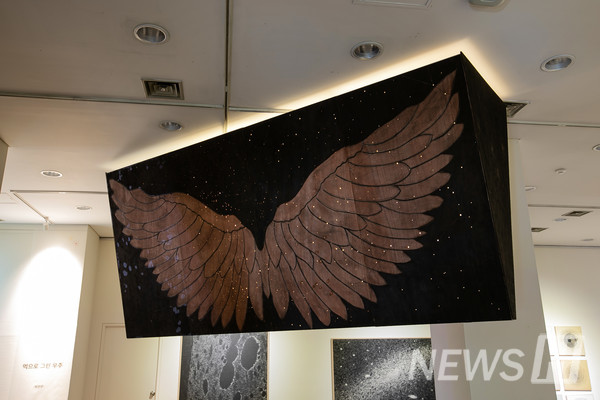 마이클 호치 박사가 춘분(春分)의 서울과 부에노스아이레스 하늘을 모티프로 만든 ‘Icarus Wings, Seoul’