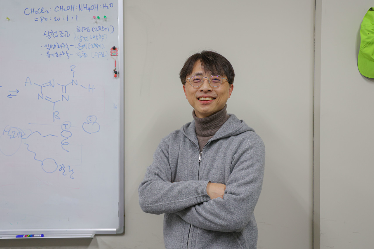  化学分子工学系的闵善俊教授
