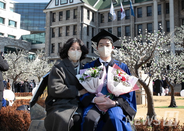 17일 서울 성동구 서울캠퍼스에서 학위수여식을 마친 졸업생이 가족과 함께 기념사진을 촬영하고 있다.