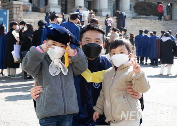 17일 서울 성동구 서울캠퍼스에서 학위수여식을 마친 졸업생이 가족과 함께 기념사진을 촬영하고 있다. 