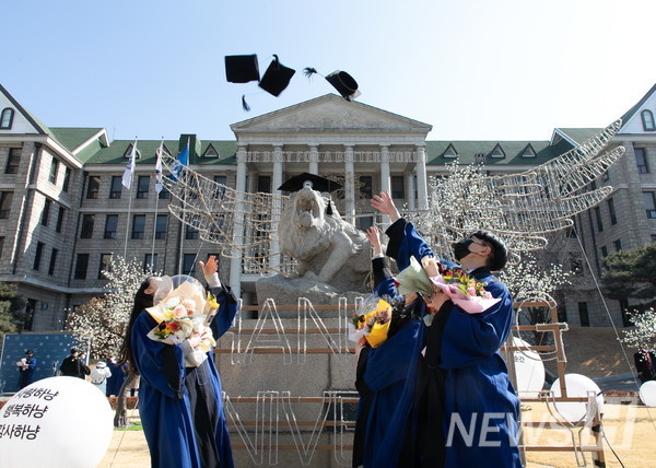 17일 오전 서울 성동구 서울캠퍼스에서 학위수여식을 마친 졸업생들이 학사모를 공중으로 던지며 졸업을 자축하고 있다.