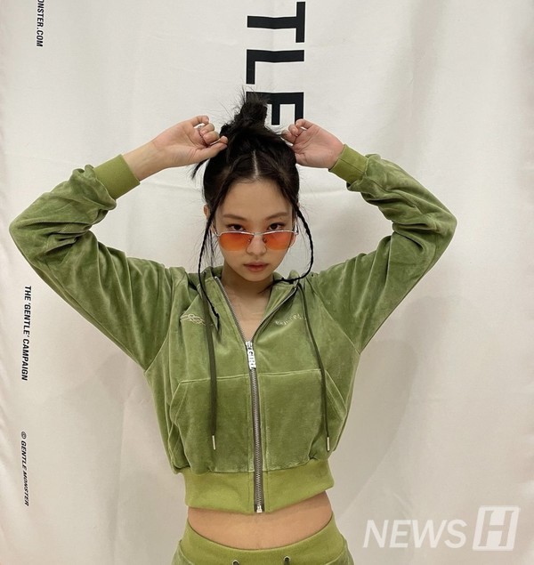 ▲ K-POP 걸그룹 '블랙핑크'의 멤버 제니는 다양한 Y2K 패션 아이템을 착용한 사진들을 SNS에 업로드하고 있다. ⓒ 제니 인스타그램
