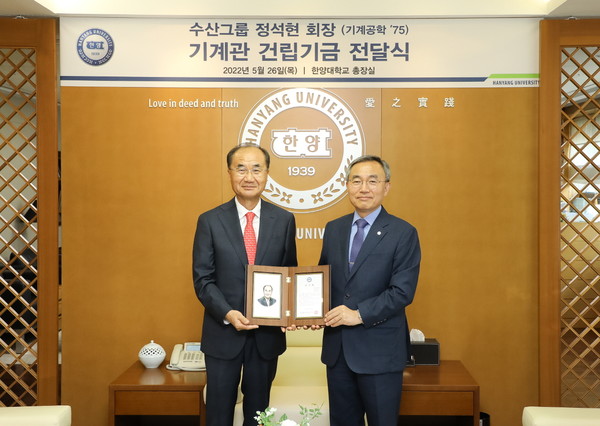  (from the left) President Jeong Seok-hyeon of Soosan Group and President Kim Woo-seung of Hanyang University