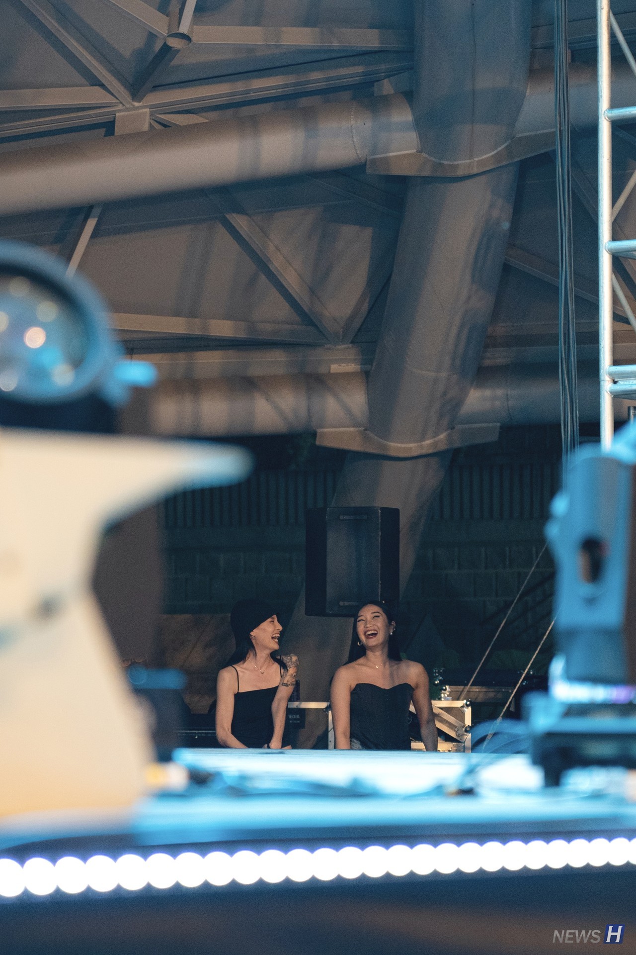▲ 다이나믹 듀요 무대의 특별 게스트로는 Mnet '스트릿 우먼 파이터'로 이름을 알린 댄서 모니카(왼쪽)와 립제이(오른쪽)가 함께했다. 무대에 오르기 직전 백스테이지에서 공연을 즐기고 있다. 