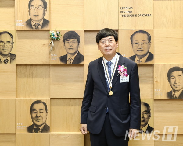 박선순 ㈜다원시스 회장이 9일 오후 서울 성동구 서울캠퍼스에서 개최된 ‘제12회 자랑스러운 한양공대인상’ 수상자 명예의 전당 부조제막식에서 기념촬영을 하고 있다.