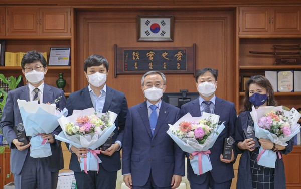 ▲ (좌측부터) 박기수 교수, 곽동엽 교수, 김우승 총장, 박경호 교수, 한희창 교수