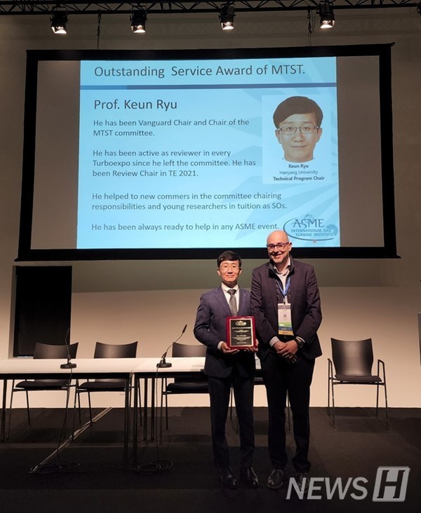 ▲ 조직위원장으로서 'ASME IGTI Outstanding Service Award'를 수상한 류근(오른쪽) 교수의 모습. ⓒ 류근 교수