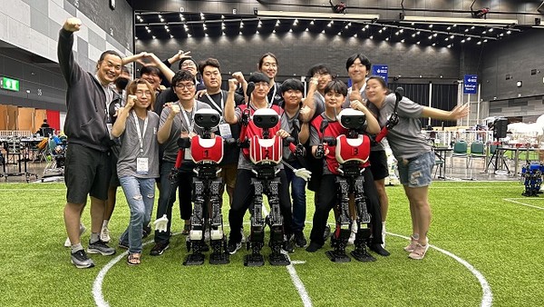 ▲ 2022年机器人杯比赛结束后拍摄的英雄队纪念照片。照片最左侧是汉阳大学机器人工程学系的韩载权教授，右侧是团队领导严润雪博士。  ⓒ严润雪博士