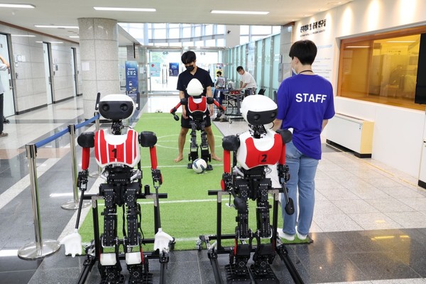 5공학관에서 진행된 로봇체험 행사에서 이족보행 휴머노이드 로봇 '앨리스'가 시연을 하고 있다.