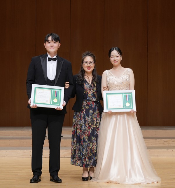 김예진(석사과정) 씨와 노민형(성악과 4) 씨가 제31회 성정음악콩쿠르에서 부문별 최우수상을 수상했다. 김 씨는 위너 콘서트(WINNER CONCERT)에서도 성정음악상을 수상했다.