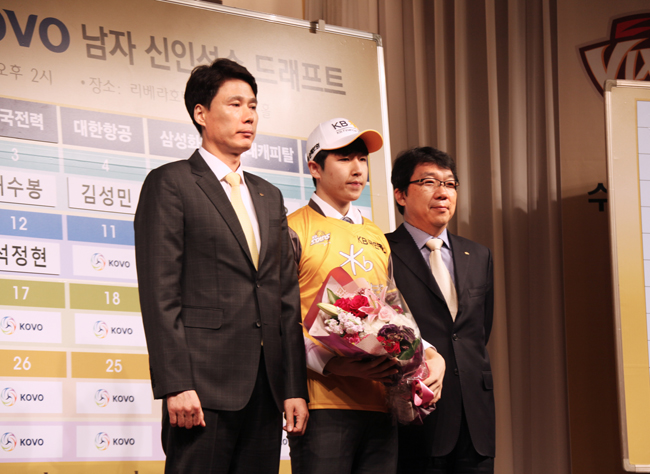 드래프트 지명 기념촬영을 하고 있는 박민범 선수