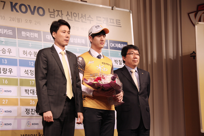드래프트 지명 기념 촬영을 하고 있는 백민규 선수