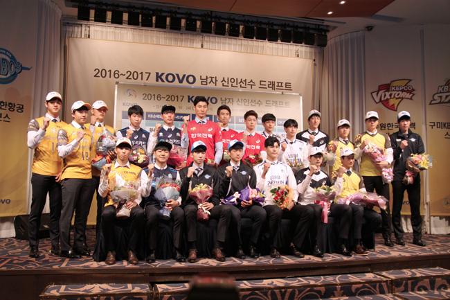 드래프트에서 지명된 선수들 기념 촬영