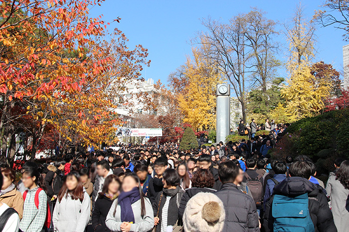 논술고사를 마치고 이동 중인 학생과 학부모들