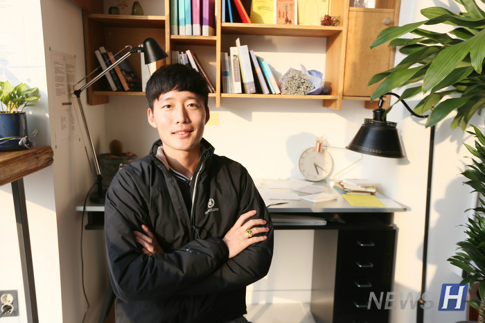 바람을 타고 바다를 항해하는 사나이