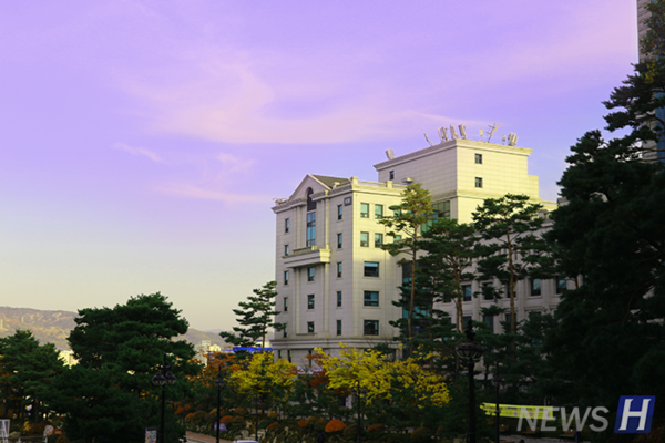 ▲ 해질녘이 되면 보랏빛 하늘을 볼 수 있다. 