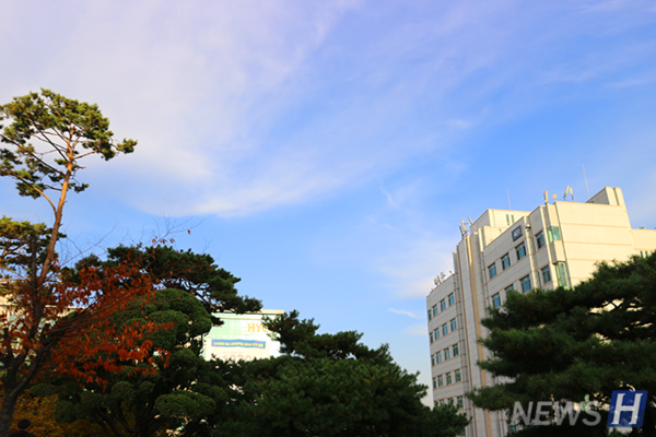 ▲ 바쁜 일상 속, 고개를 들고 하늘을 바라보며 사색의 시간을 갖는 것도 좋겠다.