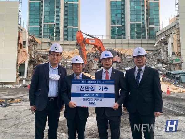 ▲ (왼쪽부터) 오동호 한양의대 동문회 총무, 최강준 한양의대 동문회장, 박홍준 의협회관 신축추진위원회 위원장, 박명하 서울특별시의사회 부회장 (출처 : 의사신문)