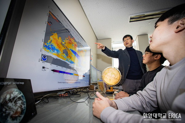 △4단계 BK21+ 사업에서 '기후-해양환경-재해 스마트대응 융합 인재양성 교육연구단'으로 선정된 예상욱 교수 연구실 사진. 학생들에게 기후와 관련해 지도를 하고있다.