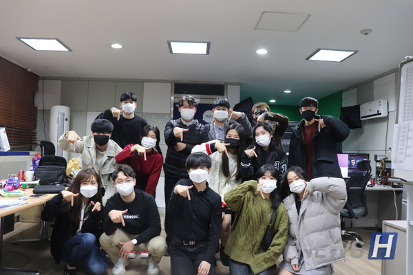 ▲제1회 한양대학교 모바일 e-스포츠 대회가 지난 1일에 마침표를 찍었다. 해당 사진은 본 대회를 성공적으로 이끈 주역들의 단체사진이다.  (한양대 일반대학원 총학생회 제공)