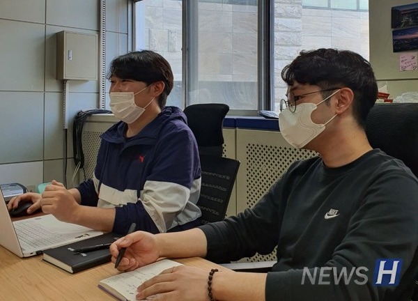 ▲총학생회장 변홍준(관광학과 석사과정, 왼쪽)씨와 기획국장 안재익(비즈니스인포매틱스학과 석사과정) 씨는 수준 높은 복지를 실현하고자 노력 중이다. 현재 한양대 일반대학원 총학생회가 진행하는 모든 사업은 한양대학교 일반대학원 30대 총학생회 인스타그램 계정(@hyugrad30)을 통해 공지 중이다.