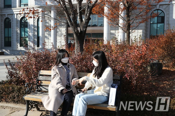 ▲ 행원파크 벤치에 나란히 앉아 담소를 나누는 ddj 토토사이트인의 모습. ⓒ 이현선 기자