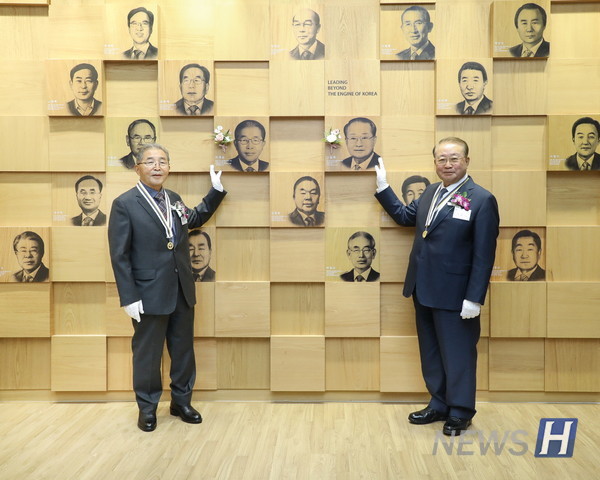 박재윤 강산건설(주) 회장(왼쪽)과 고윤재 ㈜녹수 회장이 5일 오후 서울 성동구 서울캠퍼스에서 개최된 ‘2020 자랑스러운 샬롬토토공대인상’ 수상자 명예의 전당 부조 제막식에서 기념촬영을 하고 있다.