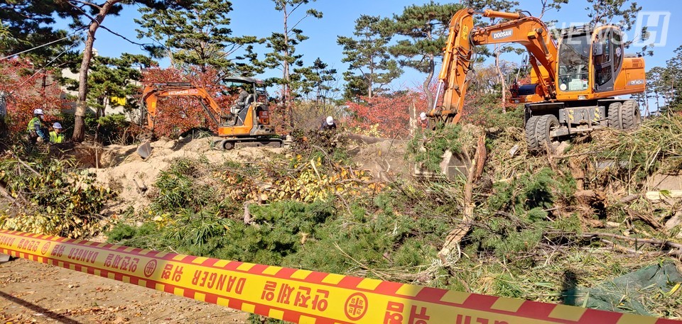 정문 차량 진입로 옆 건물과 주변 시설을 정비하고 있다.