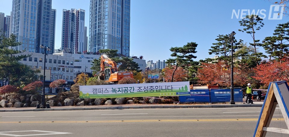 정문 차량 진입로 옆 건물과 주변 시설을 정비하고 있다.