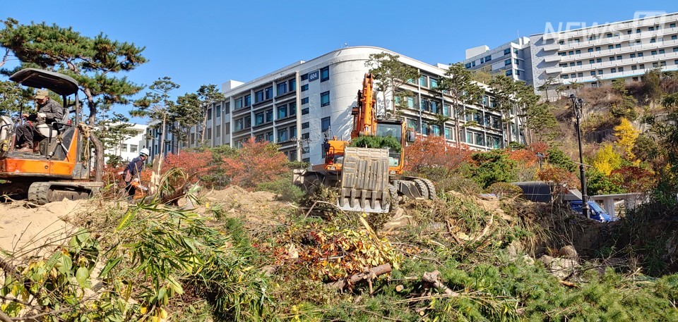 정문 차량 진입로 옆 건물과 주변 시설을 정비하고 있다.