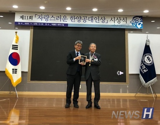 ▲박재윤(오른쪽) 씨는 모교 발전을 위해 지난 94년부터 18년까지 토토사이트 토스 입금대 총동문회 부회장, 발전위원장, 자문위원장을 역임했다. 법학관 건립 기금, 대학환경 조성 기금, 전기공학 장학금 등 발전기금을 지속적으로 후원하며, 성공한 공학도이자 사랑의 실천자로서 모범을 보여줬다. ⓒ 권민정 기자