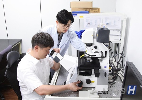 Korea Research Institute of Bioscience and Biotechnology's research team is experimenting on the accuracy of the CRISPR genetic scissor. (Photo by : Korea Research Institute of Bioscience and Biotechnology)