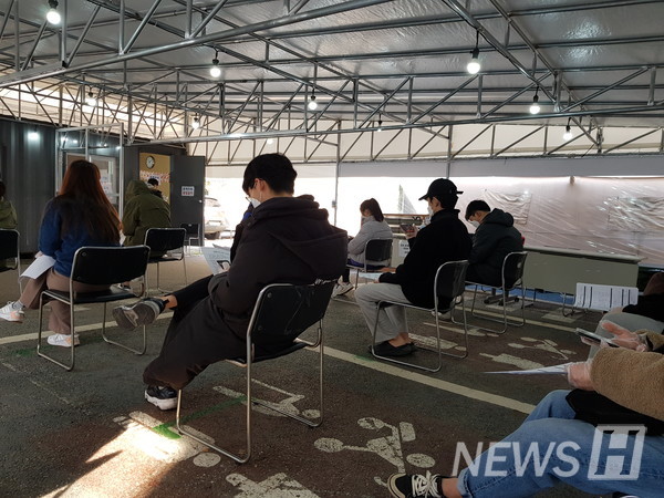 16일 기숙사 학생들이 단체로 성동보건센터를 방문해 코로나19 검사를 받고 있다.