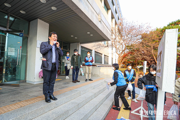 원호식 과학기술융합대학장이 격려사를 하고 있다.