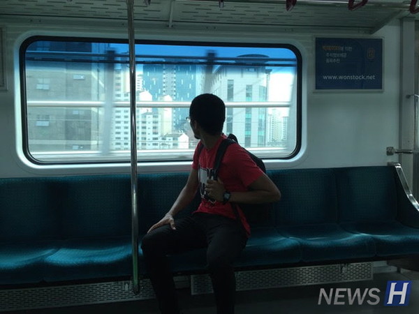▲케빈 베르나르도(Bernardo, 기계공학부 4) 씨가 한양 문화 갤러리에 전시한 사진 중 하나. 베르나르도 씨가 지하철에 앉아 창 밖의 풍경을 보고 있다. ⓒ 케빈 베르나르도 학생
