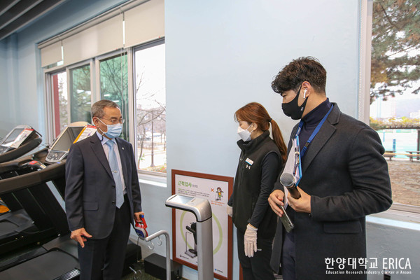 센터를 둘러보고 있는 팔로우 토토대 김우승 총장
