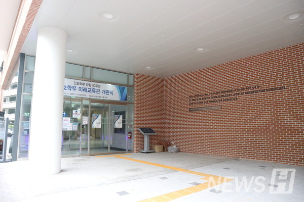 ▲ 대부분의 한양대 서울캠퍼스 건물과 달리 출입구가 한 곳만 존재한다. ⓒ 류서현 사진 기자
