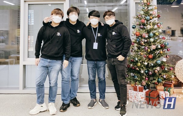 ▲김성환(컴퓨터소프트웨어학부 2, 왼쪽에서 두 번째) 씨는 지난 1일 앱 Banju를 개발해 배포했다. 그는 앱을 통해 피아노 반주를 하는 사람들에게 도움이 됐으면 하는 바람을 드러냈다. ⓒ 김성환 학생