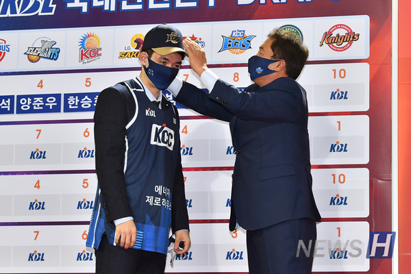 (사진 왼쪽) 이근휘 학생 (ⓒ KBL)