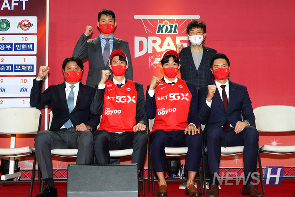 (사진 첫째줄 왼쪽에서 3번째) 오재현 학생 (ⓒ KBL)