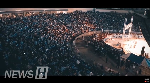 노천극장에 수많은 학생들이 축제를 보기 위해 모여있다 (ⓒ한양대 공식 유튜브)