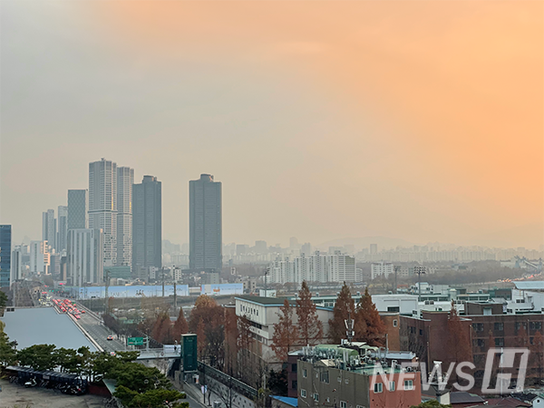 ▲ 빌딩숲 뒤로 주홍빛 무료 슬롯 머신 다운 받기이 지고 있다.