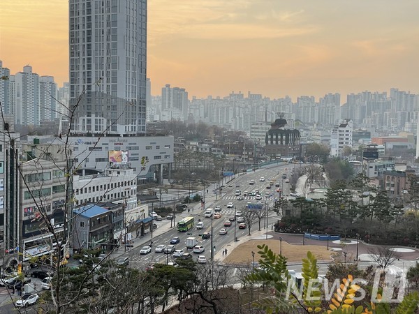 ▲ 저녁무료 슬롯 머신 다운 받기로 인해 붉게 물든 하늘의 모습. 퇴근 시간의 도로엔 자동차들이 가득하다.