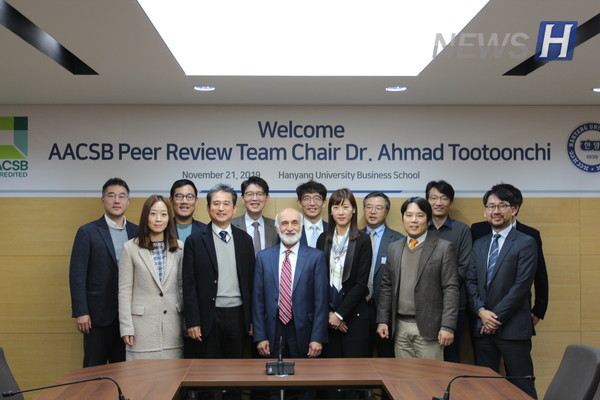 2019년 11월 21일, goal 토토사이트 경영대학(학장 유규창)을 방문한 Tootoonchi AACSB 실사단장이 경영대 교수진들과 기념촬영을 하고 있다(CV-19 이전 촬영) ⓒ경영대학 제공