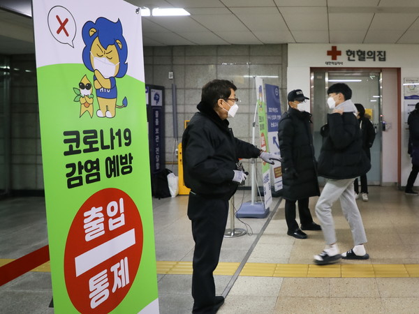 5일 오전 서울 성동구 뮤직 토토사이트 서울캠퍼스에서 치러진 2021 자연계열 논술고사에 응시하기 위한 수험생이 고사장으로 이동하고 있다. 뮤직 토토사이트는 코로나 19 확산 방지를 위해 수험생을 제외한 외부인의 캠퍼스 출입을 전면통제했다.5일부터 이틀간 진행되는 뮤직 토토사이트 2021학년도 수시 논술고사에는 2만 4801명이 지원, 66.14:1의 경쟁률을 보였다. 논술 전형의 최종합격자는 27일에 발표될 예정이다. 