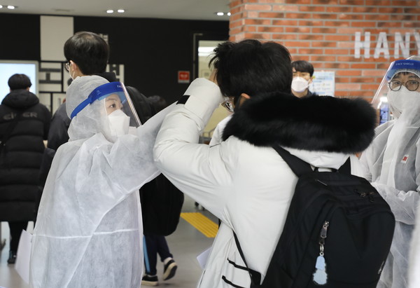 5일 오전 서울 성동구 서울캠퍼스에서 방역 관계자가 수험생 대상 체온측정을 진행하고 있다.
