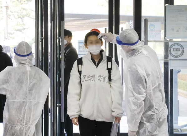 5일 오전 서울 성동구 서울캠퍼스에서 방역 관계자가 수험생 대상 체온측정을 진행하고 있다.