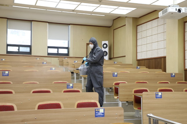 5일 오전 논술고사 종료 후 방역 관계자들이 코로나 19 확산 방지를 위한 소독 작업을 하고 있다. 뮤직 토토사이트는 논술고사 전, 후에 소독 작업을 진행한다. 