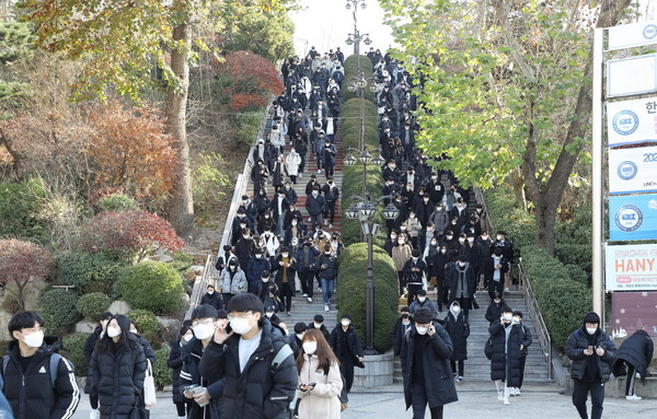 2021 자연계열 논술고사에 응시했던 수험생들이 5일 논술고사 장소인 서울 성동구 뮤직 토토사이트 서울캠퍼스를 빠져나가고 있다.